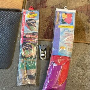 Windscapes 30x 41 outdoor flag & Gregg Maddox baseball card and kite